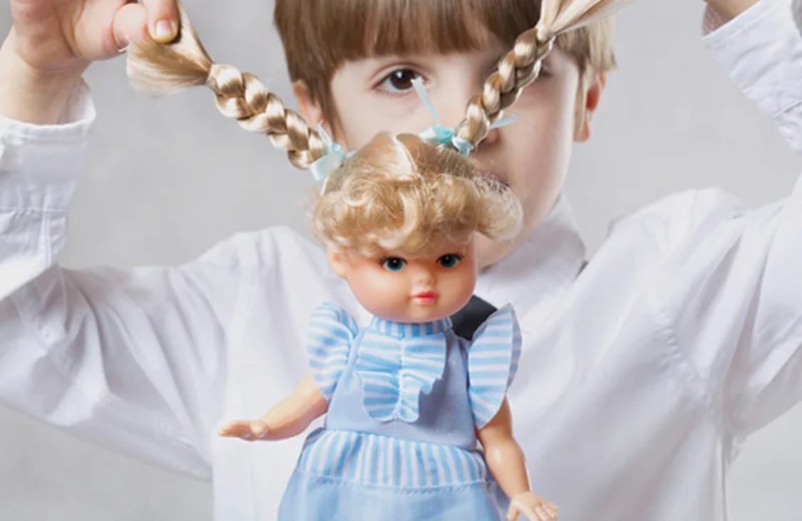 Вместо машинок – кукла: откуда у сына такие вкусы?